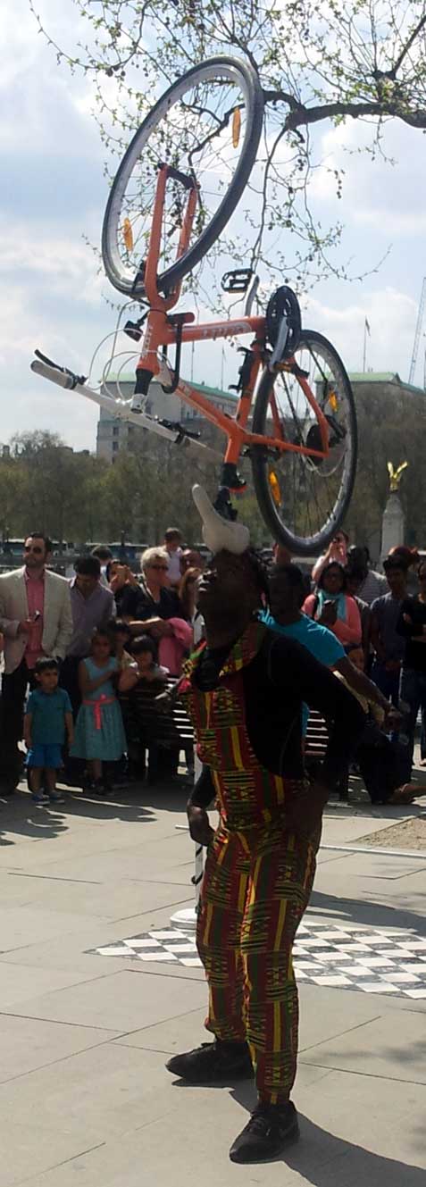 Acrobat-from-Ghana-balancin
